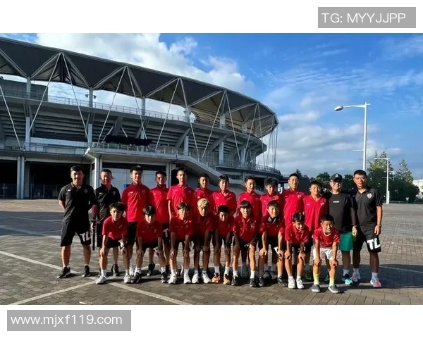 足球出战激情四溢球队团结奋战迎接挑战的荣耀时刻 足球出战激情四溢球队团结奋战迎接挑战的荣耀时刻