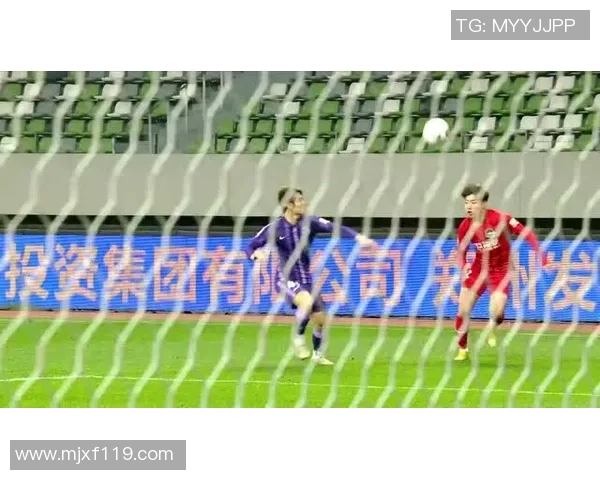 足球误判引发争议球迷呼吁改革提升裁判判罚水平与公正性